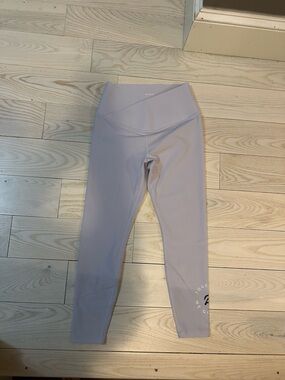 Peloton Cadent Cross Front High Rise Compression Leggings in light lavender